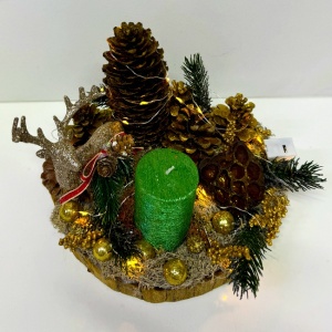 Decoratiune handmade ChristmasDay LED, cu lumanare decorativa, ornament in forma de ren, conuri si ramuri de brad, globuri si licheni, pe suport de lemn, Verde