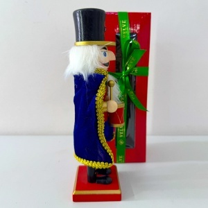 Decoratiune pentru masa de Craciun, Spargatorul de Nuci in uniforma festiva, Tobosar, Albastru-Rosu, 25cm - Img 4