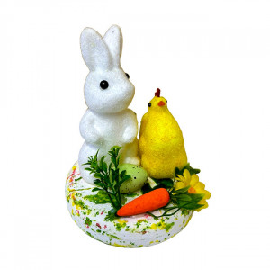 Decoratiune pentru Paste, iepuras alb pe pajiste cu gainusa si elemente decorative, 20cm