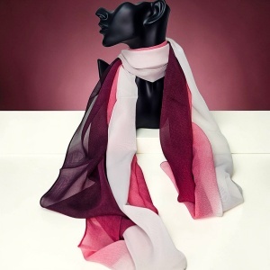 Esarfa satinata de dama, in cutie eleganta, burgundy degrade, 163x50 cm - Img 6