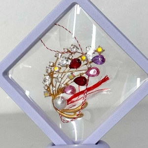 Martisor brosa Pearl Bouquet, cu cristale si perle artizanale, in suport elegant, Multicolor - Img 4