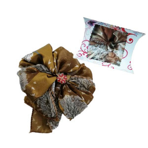 Martisor esarfa din satin, imprimeu floral crem, accesorizata cu brosa trifoi