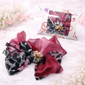 Martisor esarfa din satin, imprimeu floral rosu-roz, accesorizata cu brosa