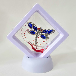 Martisor brosa Serene Flight, cu cristale artizanale si snur, in suport elegant, Albastru