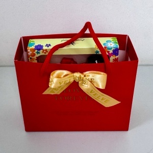 Pachet Amour de Leuxe, cu parfum, set aromatic cu figurina parfumata si ulei, bratara rosie si punga cadou - Img 4