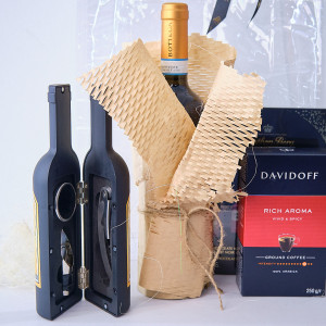 Pachet aniversar Bar Party, cu accesorii bar in cutie tematica, pachet cafea Davidoff, Vin Bottega Pinot Grigio Delle Venezie Rose si cutie cu ciocolata umpluta cu lichior Anthon Bera Dark 187gr, in punga asortata 1