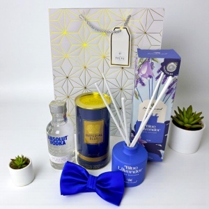 Pachet Blue Elegance pentru barbati, cu parfum Imperial Blue, Absolut Vodka 200ml, difuzor Blue Lavender si papion, in punga cadou - Img 3