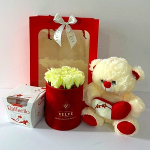 Set cadou Bright, aranjament floral cu 9 trandafiri din sapun fosforecenti, ursulet de plus, Raffaello si ambalaj cadou, Crem