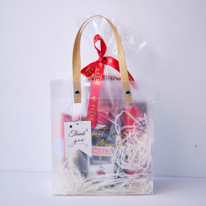 Pachet cadou Beauty Gift, cu Ruj Liquid Matt Eveline Cosmetics, Rimel Eveline Cosmetics, Farduri de pleoape Eveline Charming Mocha, 5 praline Mon Cherry, Kinder Bueno si lichior Angelli Cherry 200ml, in punga asortata, Crem 1