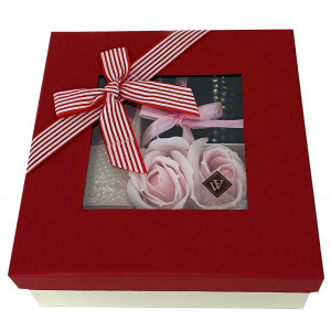 Pachet cadou dama, Cutie eleganta cu Parfum arabesc Hareem Al Sultan 50ml, Set 3 bratari Glamour, Kit Lips Eveline si 3 trandafiri de sapun, Roz - Img 5
