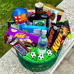 Pachet Delice, in cutie neagra de catifea verde, Absolut 50ml,  Jagermeister 200ml, Snickers 50gr, Lion 42gr, Mars 51gr, My Motto 30gr, Joe 46gr, Ritter 100gr, Caju 100gr si minge decor