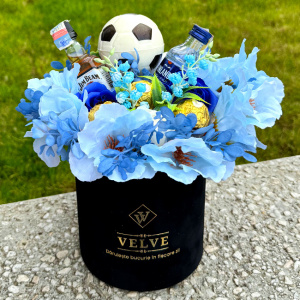 Pachet cadou Delice barbati, cu 2 bauturi alcoolice, flori de sapun, Ferrero Rocher si minge de fotbal decorativa - Img 5