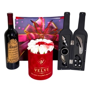 Pachet cadou pentru Nasi, caseta cu 5 accesorii pentru vin, aranjament floral cu 9 trandafiri si o sticla de vin rose de 750 ml cu mesajul "Pentru cei mai buni nasi", Rosu