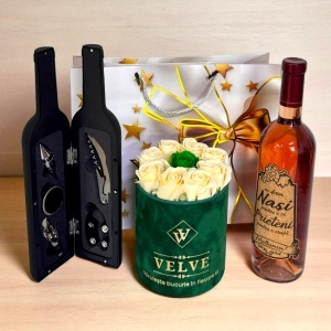 Pachet cadou pentru Nasi, caseta cu 5 accesorii pentru vin, aranjament floral cu 9 trandafiri si o sticla de vin rose de 750 ml cu mesaj personalizat , Verde - Img 5