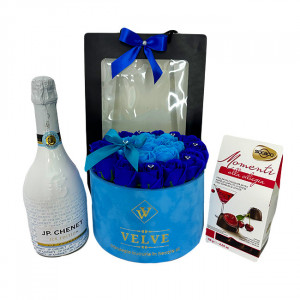Pachet cadou Splendor, cu Vin spumant JP. Chenet Ice Edition 0,75l, Praline Momenti alla ciliegia si aranjament floral cu trandafiri de sapun in punga de cadou1