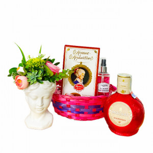 Pachet cadou, Vaza Adonis 20 cm, cu aranjament floral, Praline de ciocolata cu lapte Mozart Medaillon, Spray de corp I love Raspberry, lichior Mozart White Chocolate Cream Strawberry si cosulet cadou - Img 4
