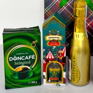 Pachet Christmas Delight, cafea Doncafe Selected, praline Ferrero Rocher, Bottega Gold 200 ml si odorizant de camera, in punga cadou - Img 3