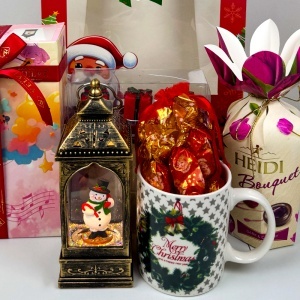 Pachet Christmas Delight, cu felinar decorativ, cană tematică umplută cu bomboane si praline Heidi Bouquet, in punga cadou - Img 4