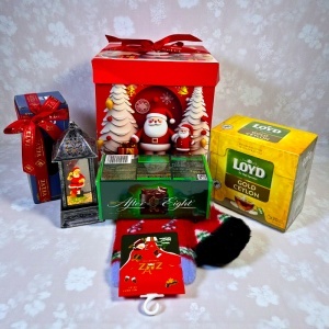 Pachet Christmas Delight, cu felinar decorativ, ciocolata After Eight, sosete de Craciun pentru femei si ceai, in cutie decorativa cadou - Img 2