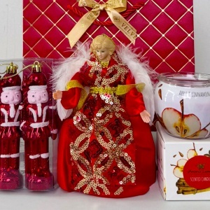 Pachet Christmas Delight, cu inger decorativ, set ornamente brad cu spargatori de nuci si lumanare parfumata, in punga cadou - Img 3