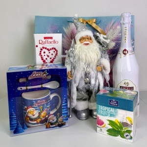 Pachet Christmas Delight, cu Mos Craciun, vin spumant Angelli Elegance, praline Raffaello, set ceramica si cutie ceai, in punga cadou - Img 3