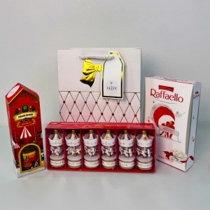 Pachet Christmas Delight, cu odorizant de camera, set 6 decorațiuni de brad în formă de carusel si praline Raffaelo 80g, in punga cadou - Img 3