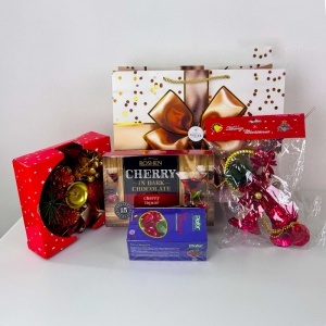 Pachet Christmas Delight, cu praline Roshen Cherry, cutie ceai, set decorativ cu lumânare, in punga tematica - Img 4