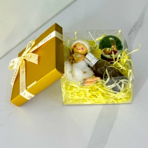 Pachet Christmas Family, cu ornament ren in glob de zapada, ingeras pentru brad si gel de dus Molton Brown, in cutie Gold, 12x12x7cm