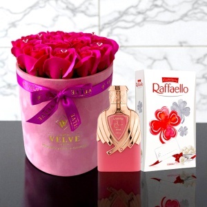 Pachet Crystal Beauty cu aranjament floral din 15 trandafiri fucsia de sapun, parfum arabesc Samah Pearl Riiffs 100 ml si praline Raffaello - Img 3