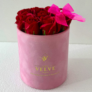 Pachet dama VLV, Aranjament floral cu trandafiri de sapun, in cutie roz de catifea, parfum Riiffs Luxury Rouge si praline Raffaello, Rosu