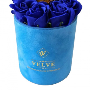 Pachet dama VLV, Aranjament floral cu trandafiri de sapun, in cutie albastra de catifea, parfum Riiffs Celesto Turquoise si praline Raffaello, Albastru royal