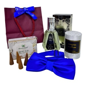 Pachet Elegant Christmas, pentru barbati, cu parfum, lumanare argintie, conuri parfumate, papion elegant si punga cadou, Albastru