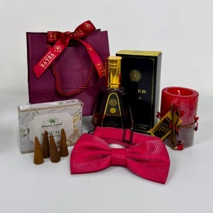 Pachet Elegant Christmas, pentru barbati, cu parfum, lumanare festiva, conuri parfumate, papion elegant si punga cadou, Rosu - Img 2
