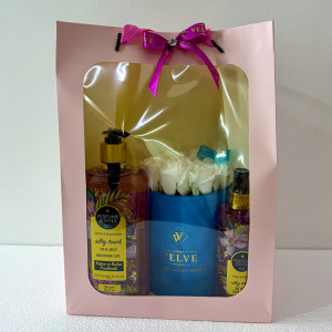 Pachet Eyup,  aranjament cu 9 trandafiri albi de sapun, in cutie albastra de catifea, spray de corp 250ml Eyup Sabri-Tuncer, gel dus 750ml Eyup Sabri-Tuncer, in punga cadou