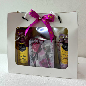 Pachet cadou Eyup, spray de corp 250ml Eyup Sabri-Tuncer, crema de maini si de corp 50ml Eyup Sabri-Tuncer, praline Raffaello 40gr, esarfa, in punga cadou, Roz