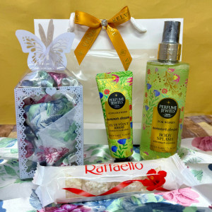 Pachet cadou Eyup, spray de corp 250ml Eyup Sabri-Tuncer, crema de maini si de corp 50ml Eyup Sabri-Tuncer, praline Raffaello 40gr, esarfa, in punga cadou, Verde