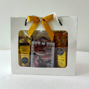 Pachet cadou Eyup, spray de corp 250ml Eyup Sabri-Tuncer, crema de maini si de corp 50ml Eyup Sabri-Tuncer, praline Raffaello 40gr, esarfa, in punga cadou, Maro