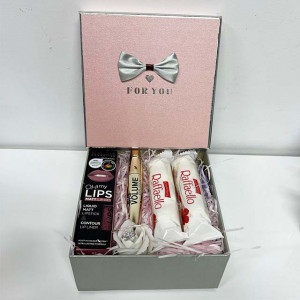 Cutie FORYOU cu trandafir alb, Kit de buze, bratara cu pandantiv si praline Raffaelo 