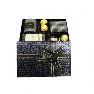 Pachet GiftDay pentru barbati, o sticla de Jack Daniel's Honey 200ml, cutiuta cu butoni si ac pentru cravata, Lumanare si Praline Ferrero, in cutie neagra, 21x14x9 cm2
