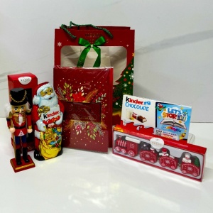 Pachet Merry Christmas, cu figurina Spargatorul de Nuci, Felicitare muzicala de Craciun, ornament trenulet festiv si dulciuri Kinder, ambalate in punga cadou, Rosu