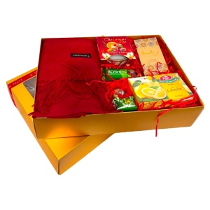 Pachet Merry Christmas, cu Sal rosu subtire, lumanare parfumata, parfum arabesc Raghba 50ml, ceai plicuri Fares, decoratiune glob, baton ciocolata Rosen 29 g, in cutie cadou
