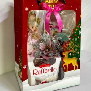 Pachet cadou Merry Christmas, praline Raffaello 150gr, Apa de toaleta Frozen 30ml, balasam de buze Princezna 4.8gr, decoratiuni craciun, ambalate in punga cadou imprimeu sarbatori