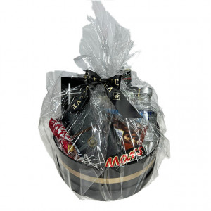 Pachet pentru barbati, in cutie neagra eleganta cu bauturi spirtoase in miniatura, dulciuri, jurnal pentru calatorii si set cu pix si briceag