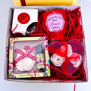 Pachet Pure Love "Pentru cea mai buna bunica", cana personalizata, lumanare parfumata, trandafiri de sapun si set aromatic, in cutie cadou - Img 3