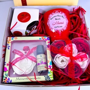 Pachet Pure Love "Pentru cea mai buna mama", cana personalizata, lumanare parfumata, trandafiri de sapun si set aromatic, in cutie cadou - Img 4