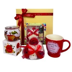 Pachet Pure Love "Pentru cea mai buna nasa", cu cana personalizata, lumanare parfumata, trandafiri de sapun si set aromatic, in cutie cadou