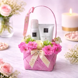 Pachet Sakura Feel, cu crema de corp si gel de dus Rituals, in cosulet cadou si aranjament floral, Roz