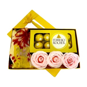 Pachet Scarf, cu 3 trandafiri de sapun, esarfa florala si praline Ferrero Rocher, Gold