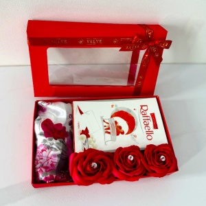 Pachet Scarf, cu 3 trandafiri de sapun, esarfa florala si praline Raffaelo, Rosu intens