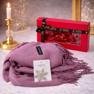 Pachet Secret, pentru femei, cu esarfa eleganta Belladona si brosa Fulg de Zapada, in cutie cadou, Mov prafuit, 25x15cm